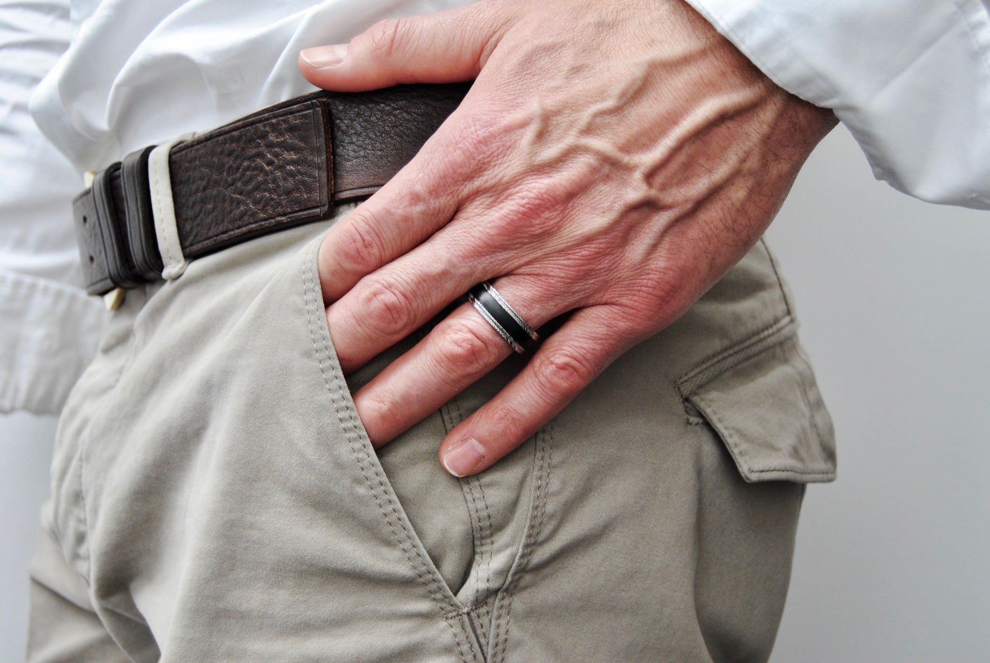 Men's Ribbed REAL Damascus Steel Ring Comfort Fit Band With Solid Carbon Fiber Wedge Inlay 8mm